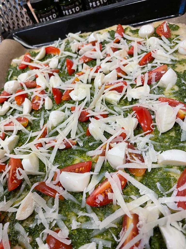 Pesto-Pizza Zubereitung Backblech von Grüner Strauch - Basilikum Pesto