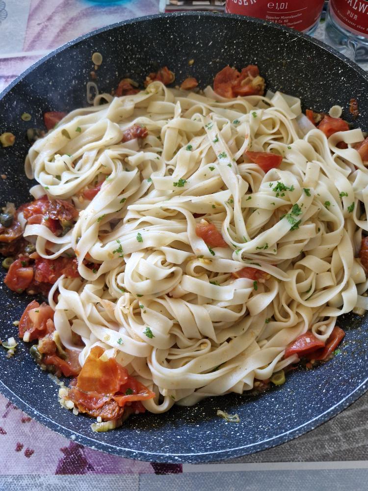 Tagliatelle-Tomaten-Pesto